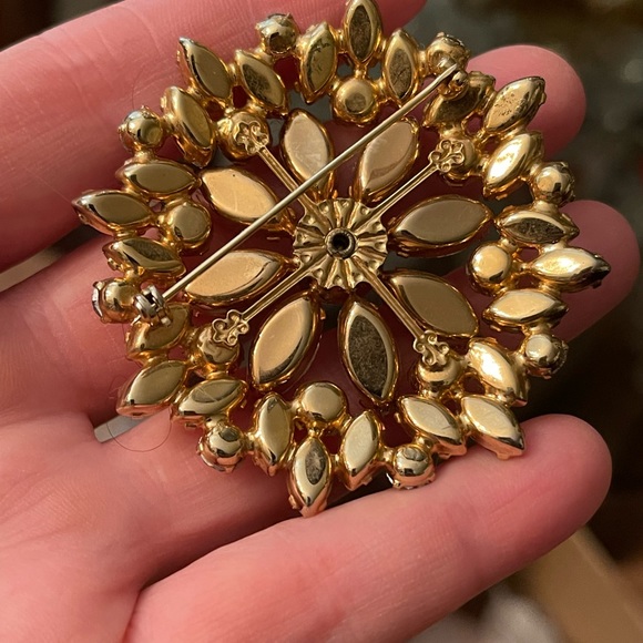 Vintage 1950s Gold finish Crystal AB fancy LARGE starburst brooch quality - Picture 5 of 5